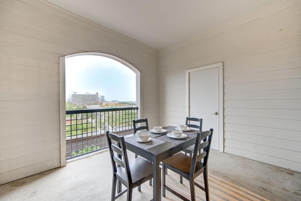 Chic 1Br Near Nrg With Pool Wifi Freeparking Apartment Houston Exterior foto