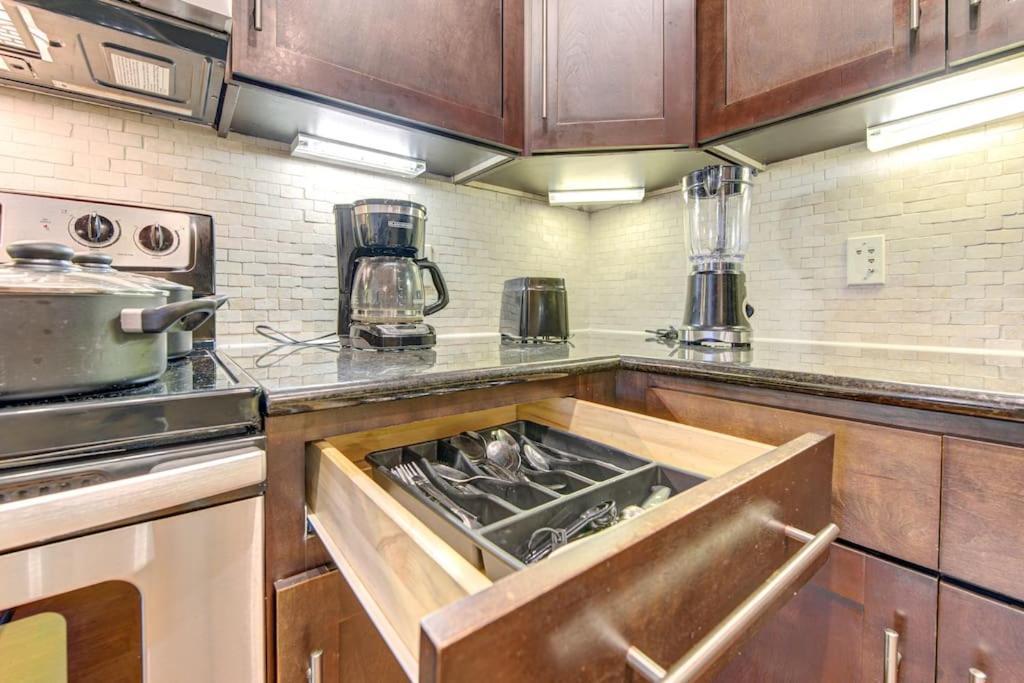 Chic 1Br Near Nrg With Pool Wifi Freeparking Apartment Houston Exterior foto